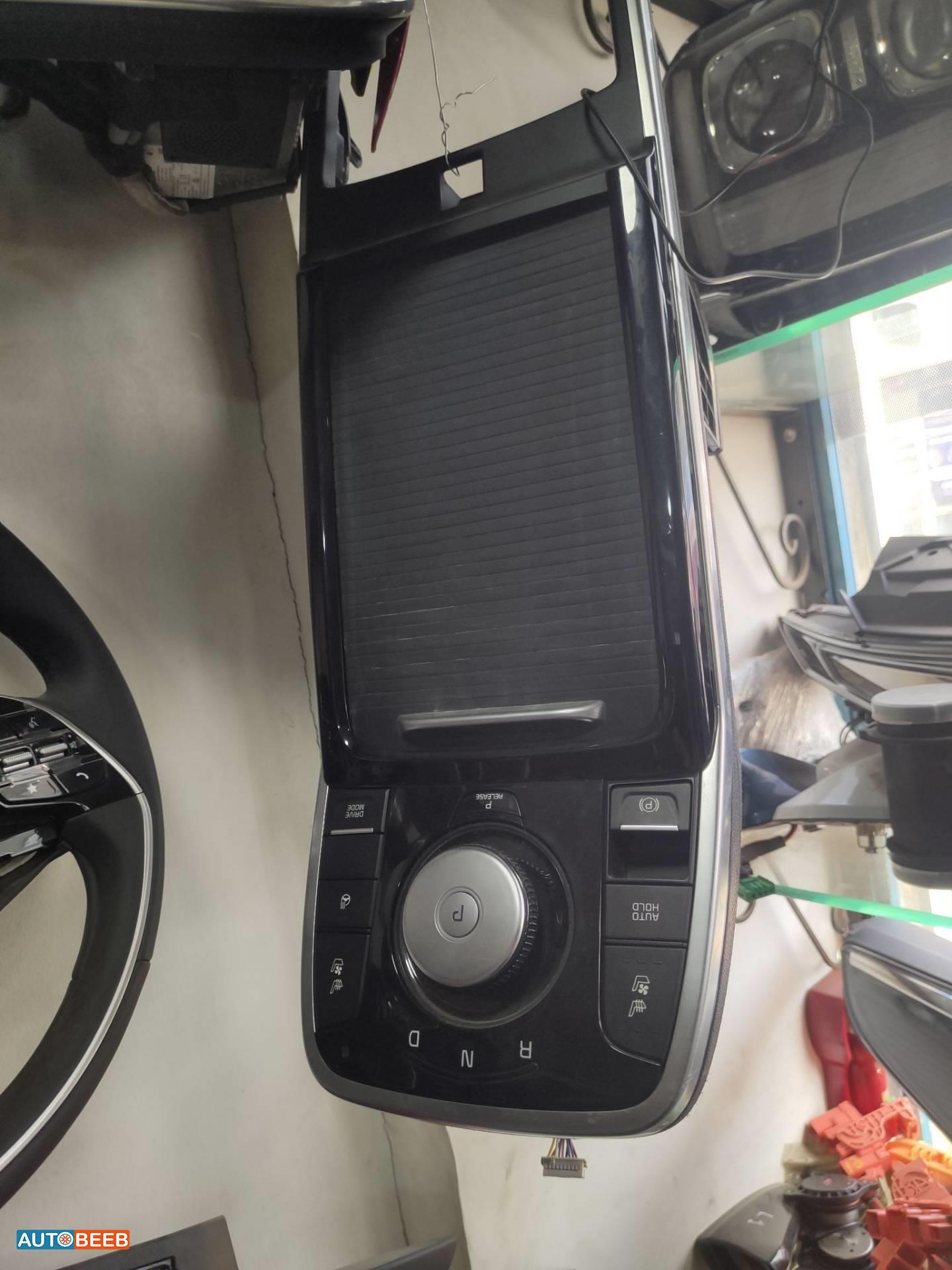 تابلوه وسط كيا نيرو 2023 2024