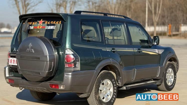 ميتسوبيشي باجيرو 2010