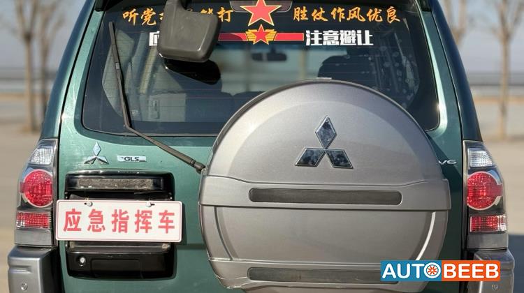 ميتسوبيشي باجيرو 2010