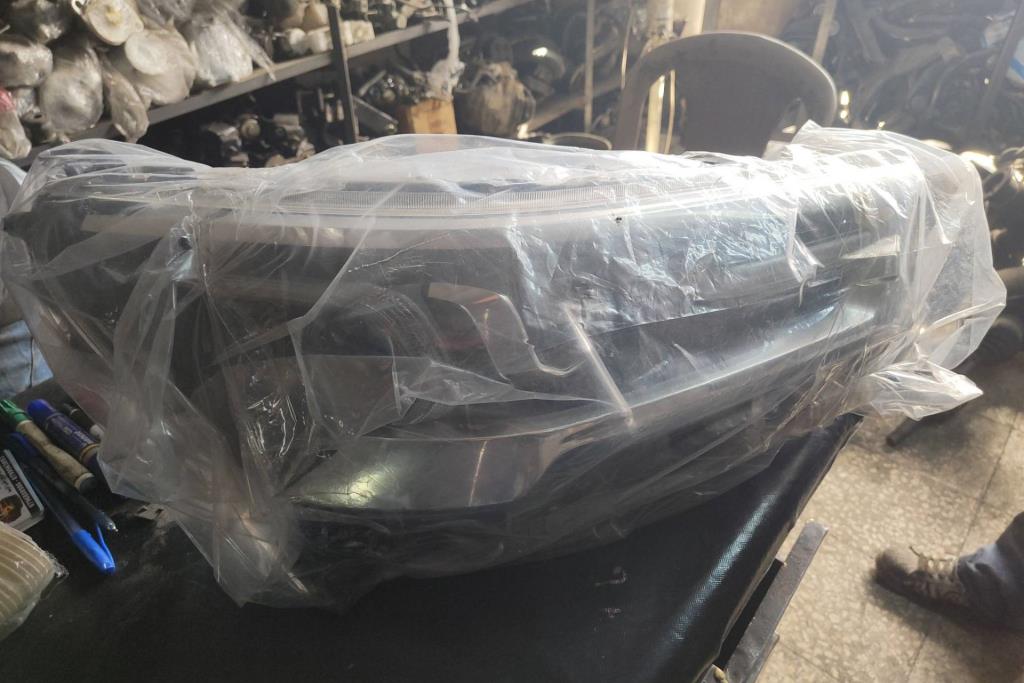 ضوء امامي يمين شمال تويوتا هايلوكس ليد 2022 2023