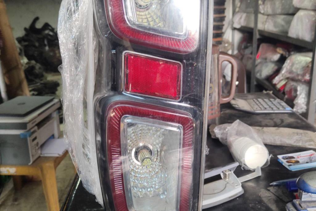 ضوء خلفي يمين شمال ايسوزو دي ماكس 2023 2024