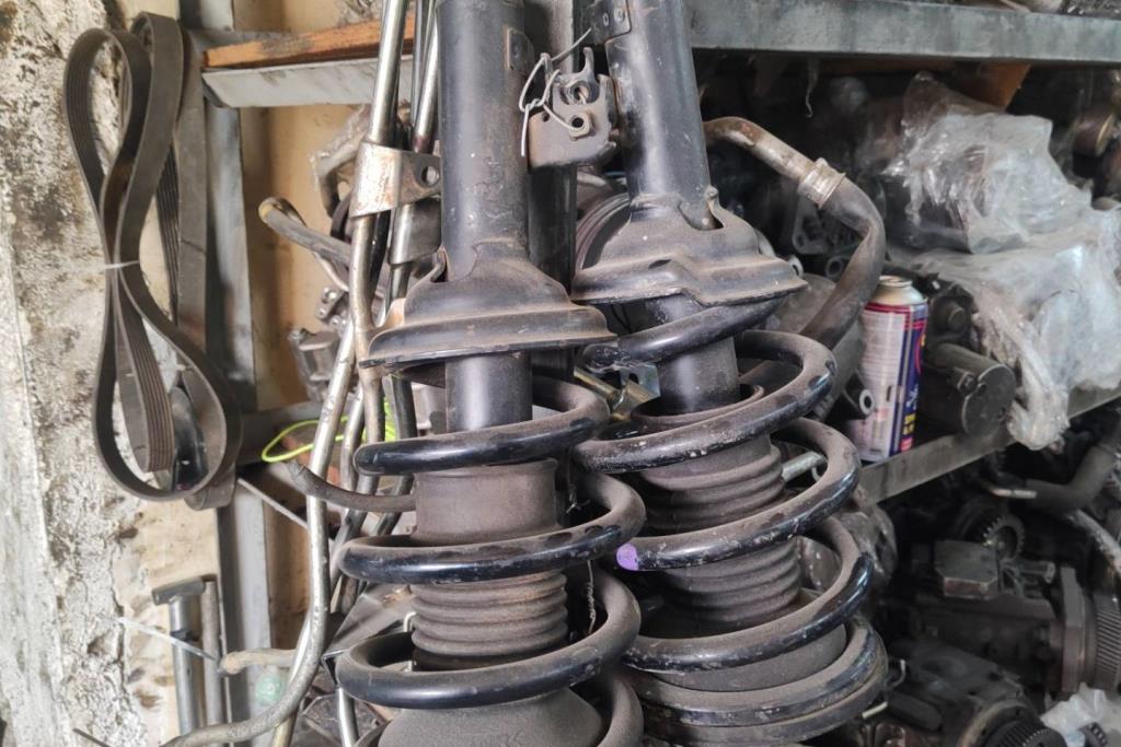  Shock Absorber Toyota Hilux