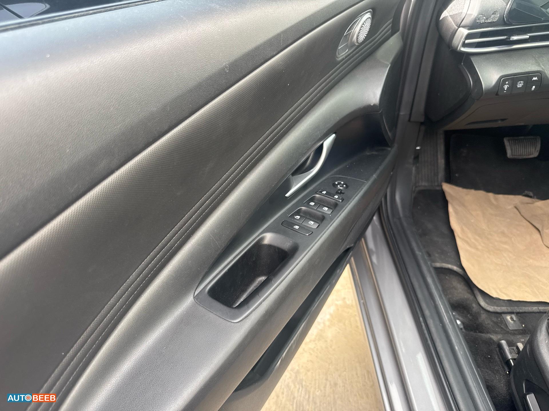 Hyundai Elantra 2023