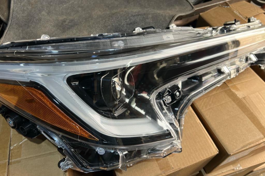 ضوءً امامي تويوتا كورولا LEVIN 2024