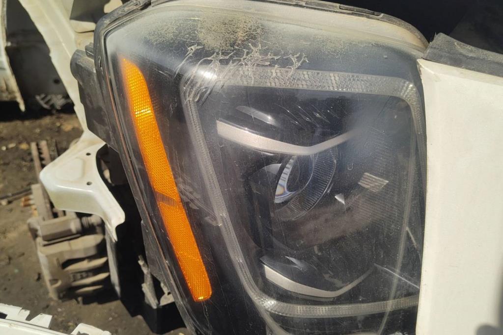 ضوء امامي يمين تيلوريد 2022 2023 2024