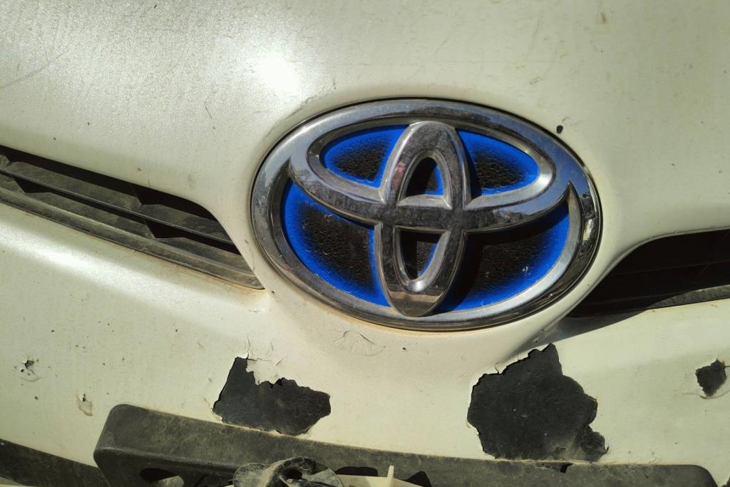 شعار طمبون امامي تويوتا بريوس 2010 2011 2012 2013 2014