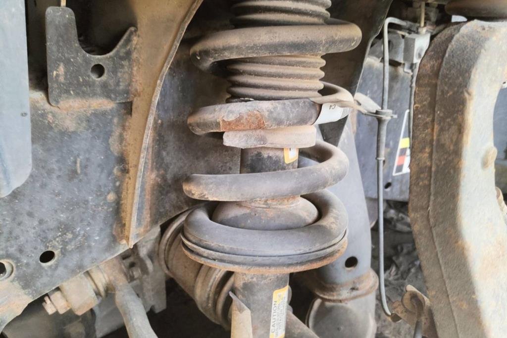 صنوبرص أمامي نيسان تايتن 2023 2024