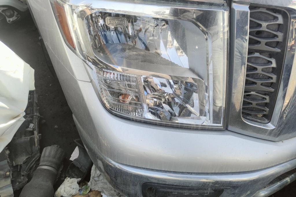 ضوء امامي يمين شمال نيسان تايتن 2023 2024