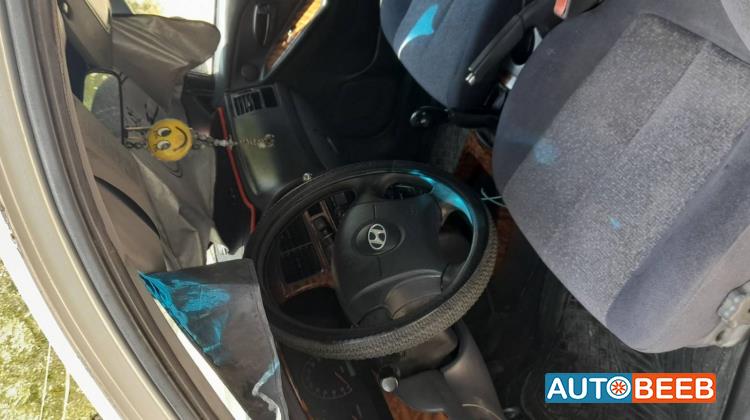 هيونداي النترا 2000