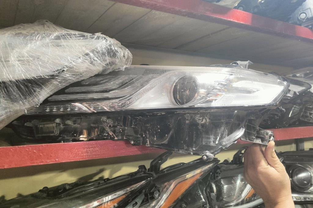 ضوء امامي يمين شمال تويوتا كامري 2019 2020