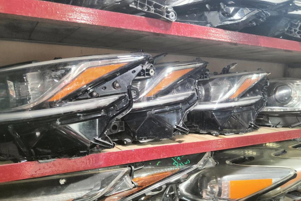 ضوء امامي يمين شمال لكزس Es300 2019 2020