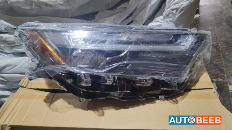 ضوء امامي يمين شمال تويوتا راف فور 2024