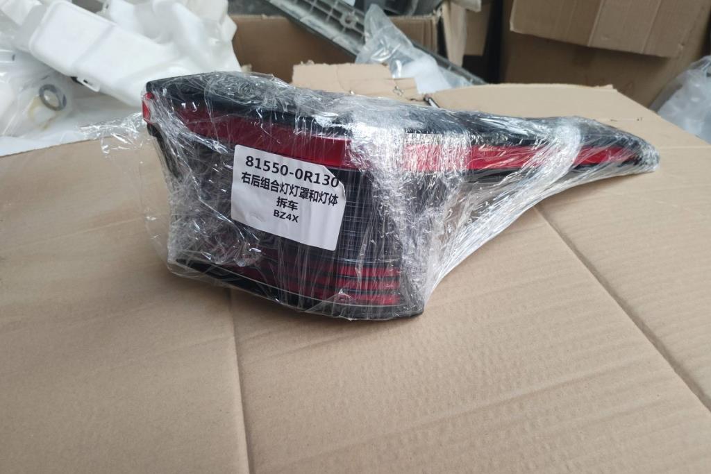 ضوء خلفي يمين شمال تويوتا bz4x 2023 2024