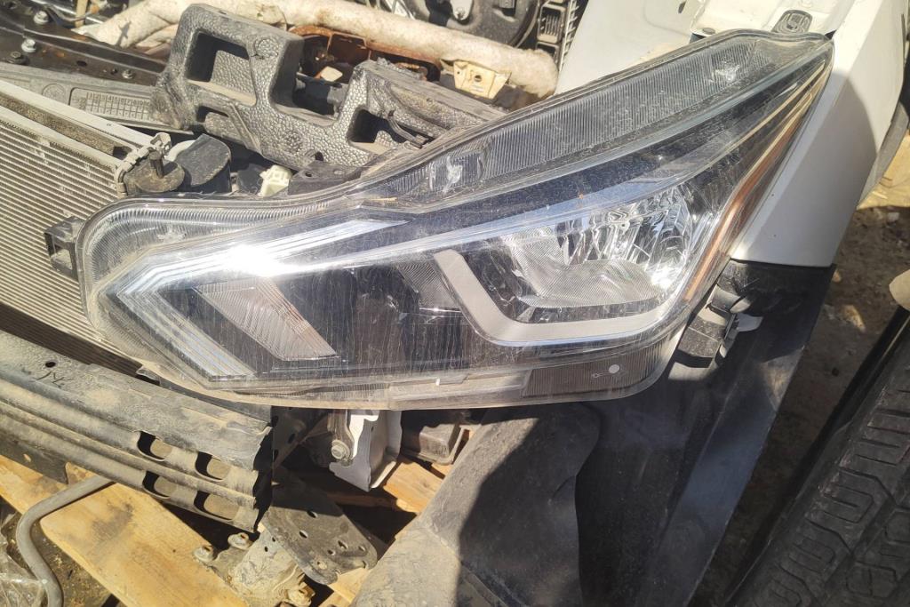 ضوء امامي شمال نيسان فيرسا 2023 2024