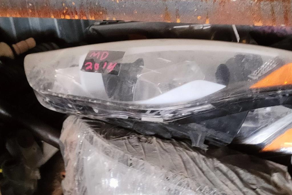 ضوء امامي يمين شمال هيونداي افانتي md 2014