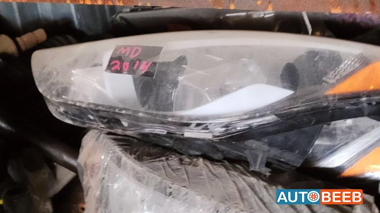 ضوء امامي يمين شمال هيونداي افانتي md 2014