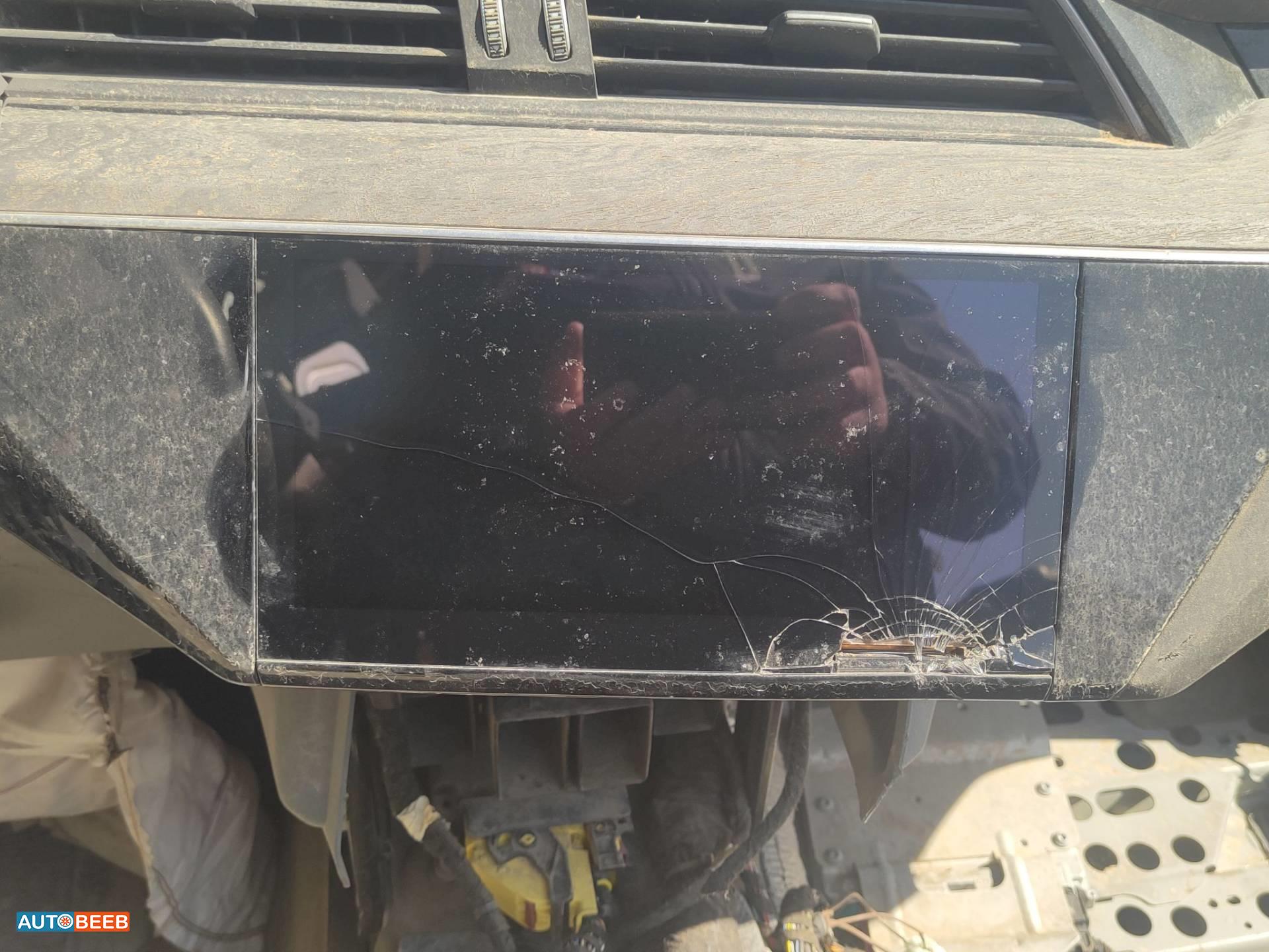 شاشة تابلوه اودي e ترون 2024