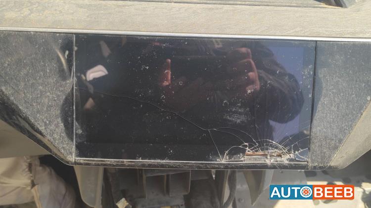 شاشة تابلوه اودي e ترون 2024