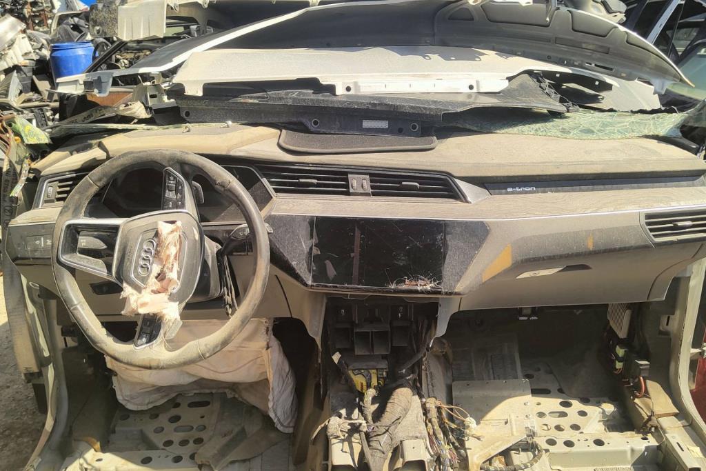 تابلوه كامل اودي E ترون 2024