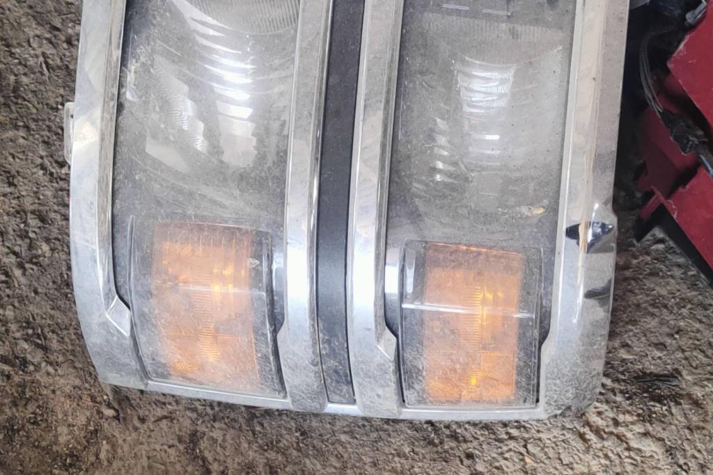 ضوء امامي يمين شمال شيفروليه سلفرادو 2014 2015