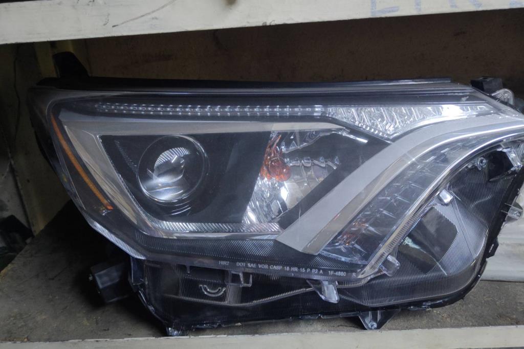 ضوء امامي يمين شمال تويوتا راف فور 2017