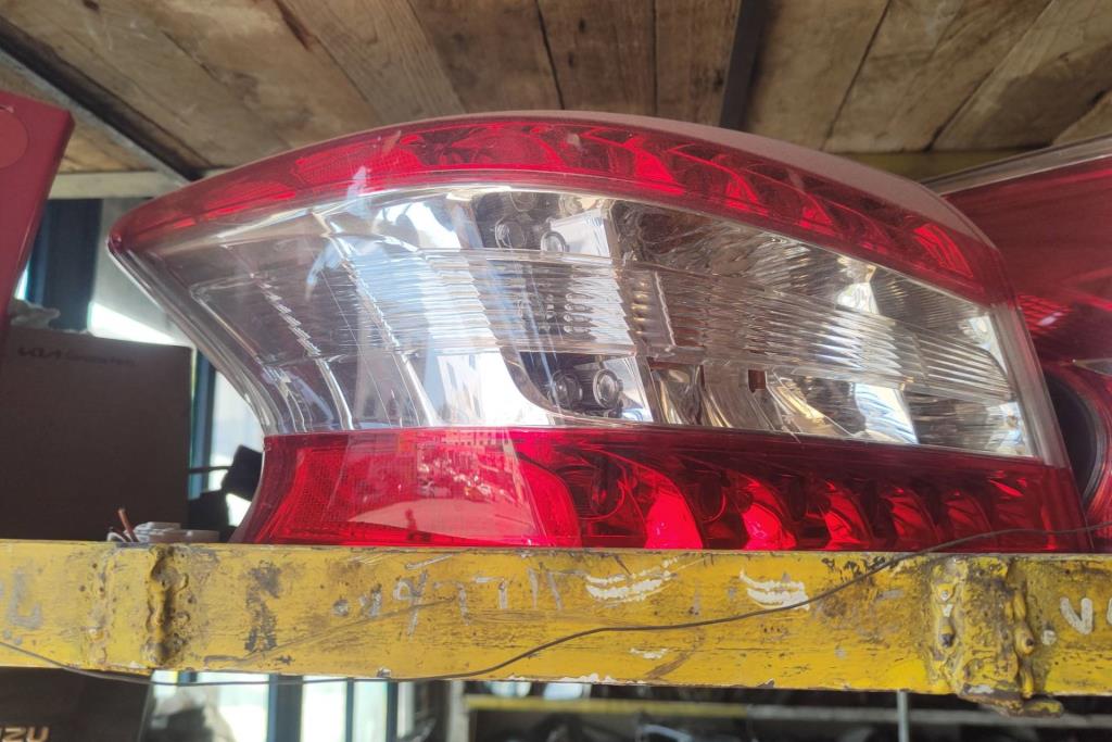 ضوء خلفي يمين شمال نيسان سنترا 2015 2016 2017