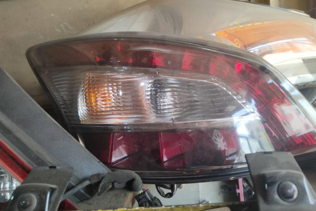 ضوء خلفي يمين شمال نيسان مكسيما 2014 2015