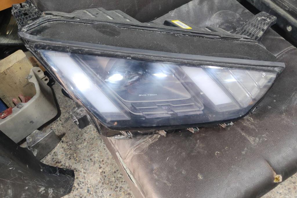 ضوء امامي يمين شمال بي واي دي سيجول 2021 2022 2023 2024