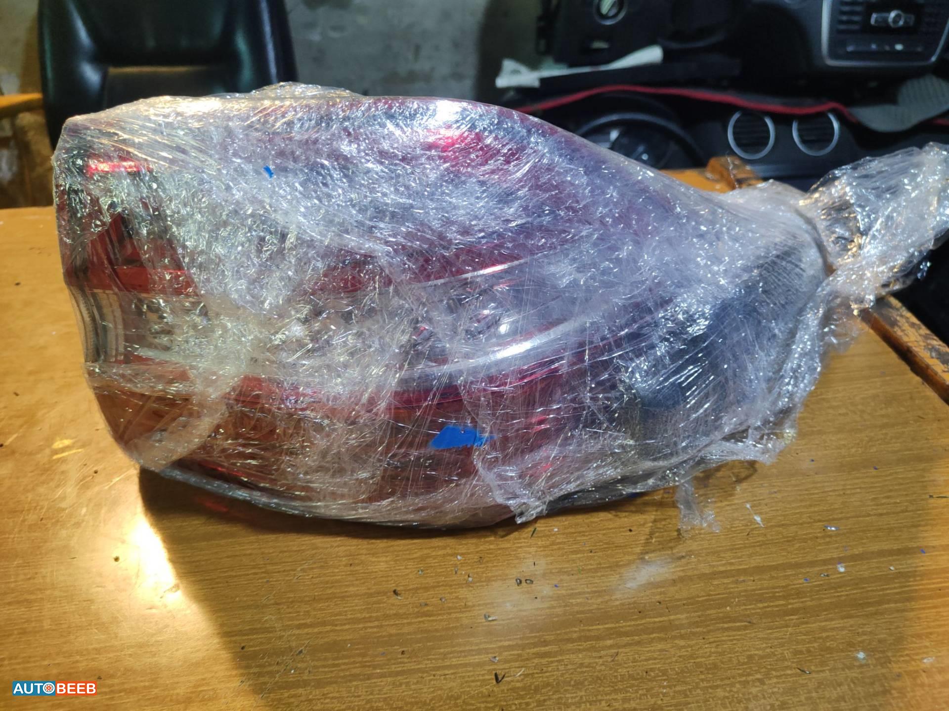 ضوء خلفي يمين شمال مرسيدس ml350 2014