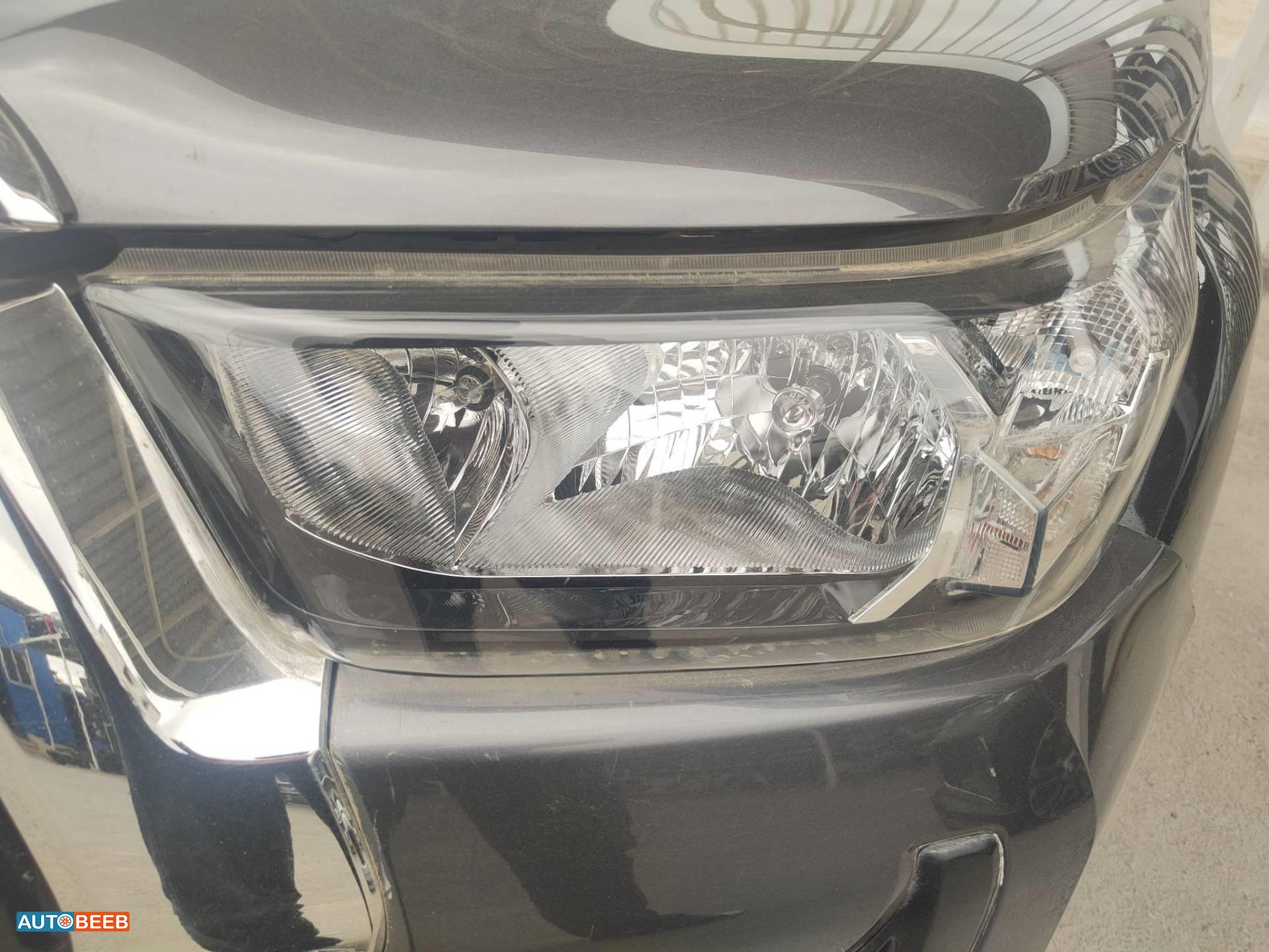 ضوء امامي يمين شمال تويوتا هايلوكس 2022 2023