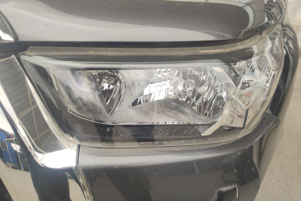 ضوء امامي يمين شمال تويوتا هايلوكس 2022 2023