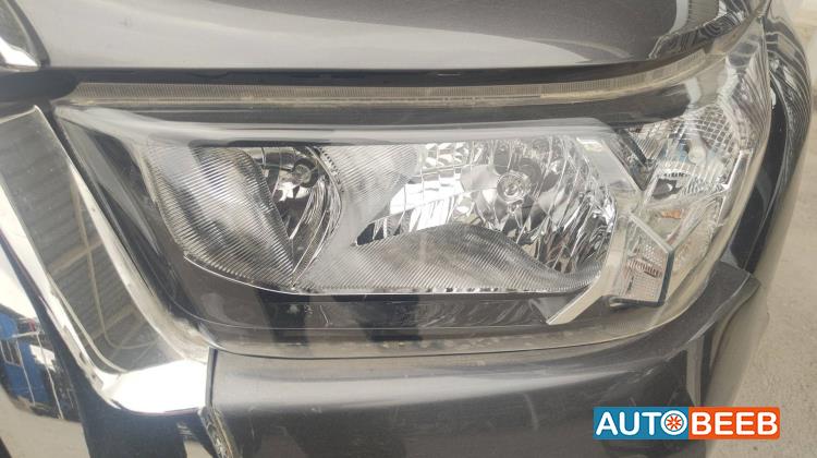 ضوء امامي يمين شمال تويوتا هايلوكس 2022 2023