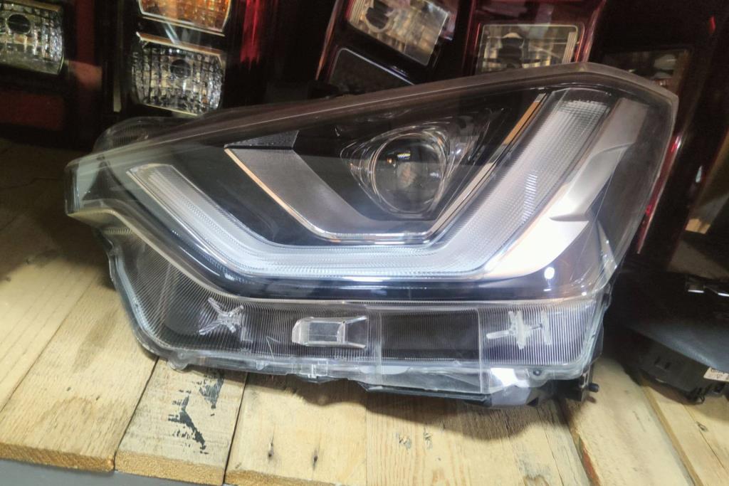 ضوء امامي يمين شمال ايسوزو دي ماكس 2022 2023