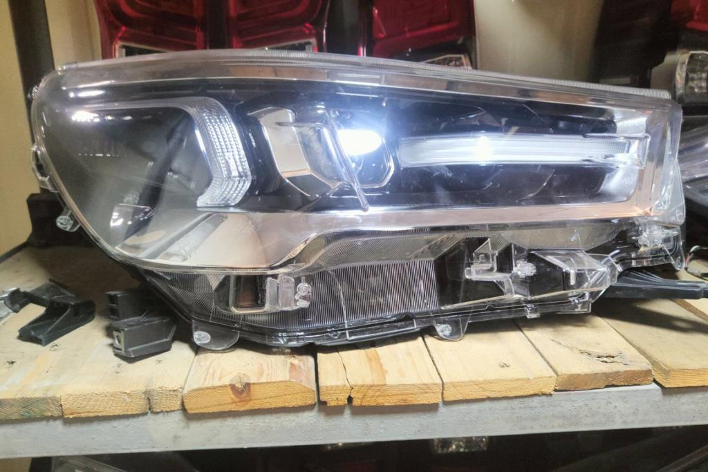 ضوء امامي يمين شمال تويوتا هايلوكس Led 2023 2024 2025