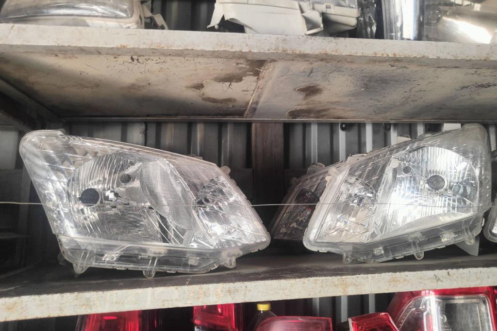 ضوء امامي يمين شمال ايسوزو دي ماكس 2014 2015