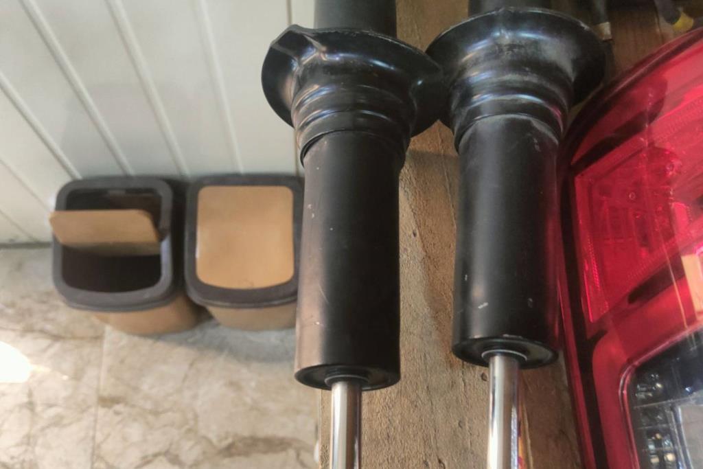  Shock Absorber Toyota Hilux