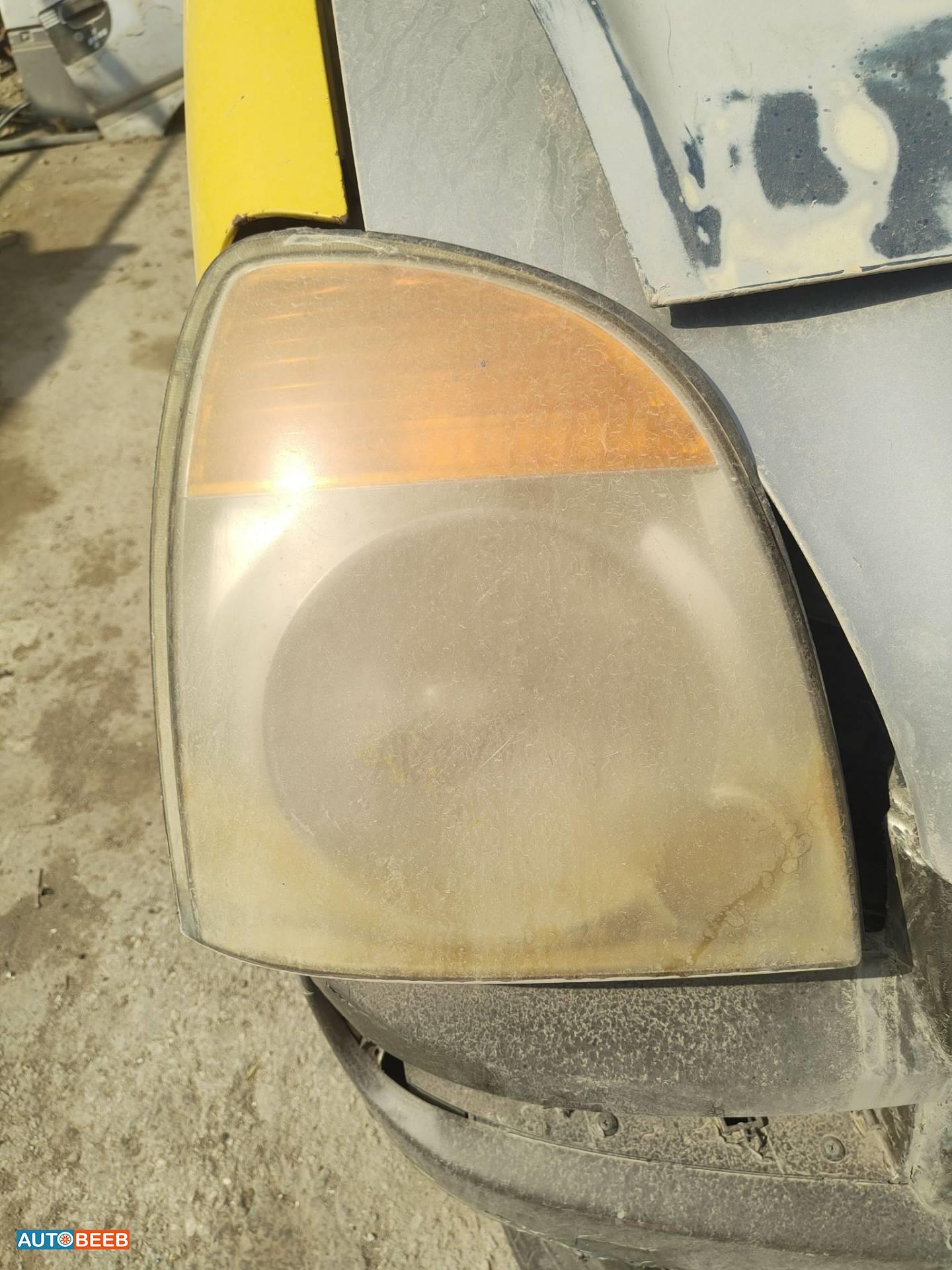 ضوء امامي يمين هيونداي اتش 1 ستاركس 2004 2005