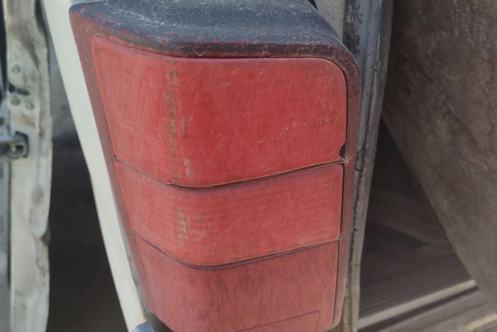 ضوء خلفي يمين شمال ميتسوبيشي L300 1992 1993