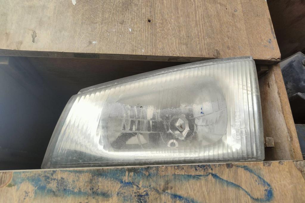 ضوء امامي يمين شمال كيا بريجو 2000