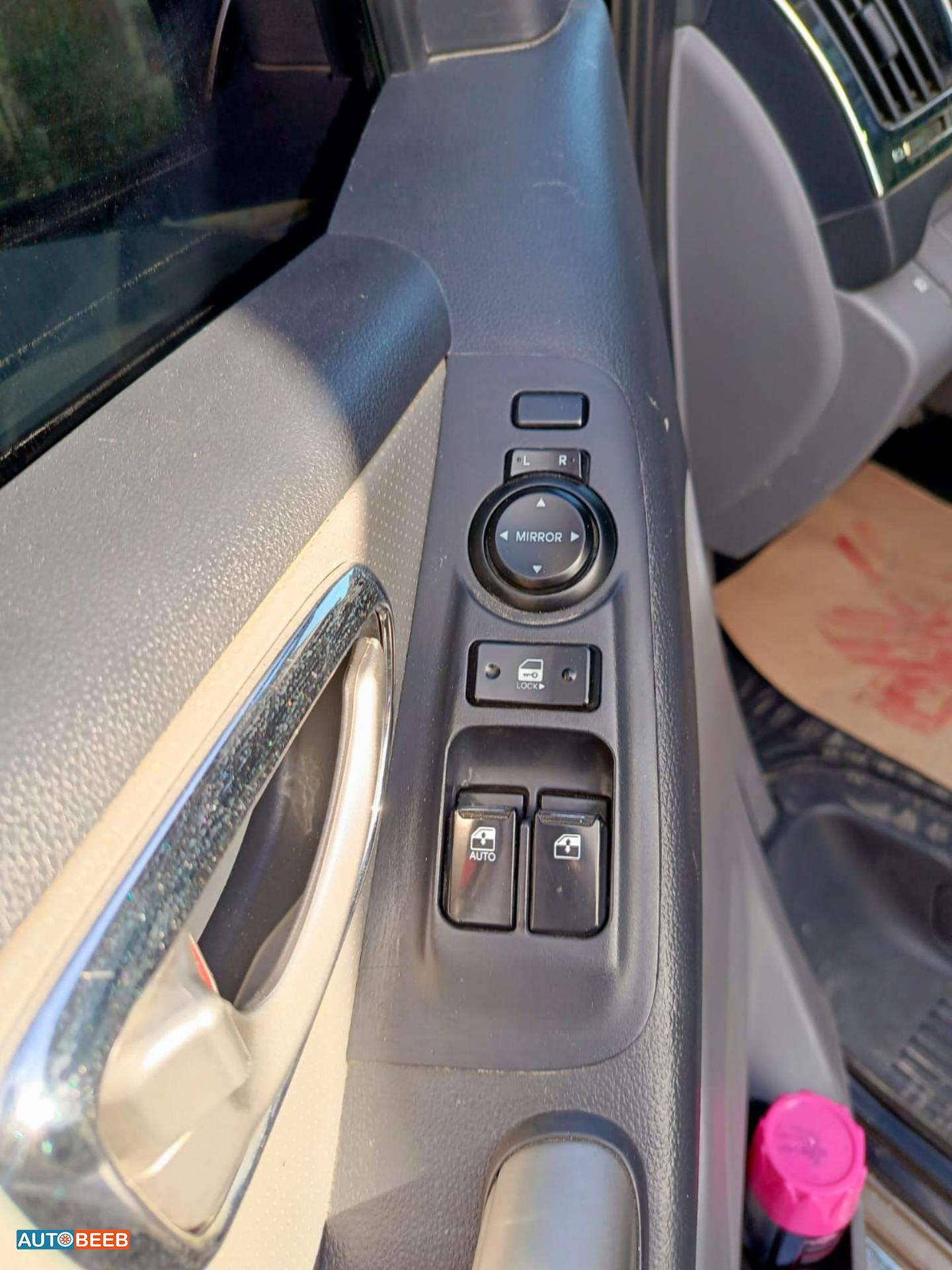 Minibus Hyundai 2013