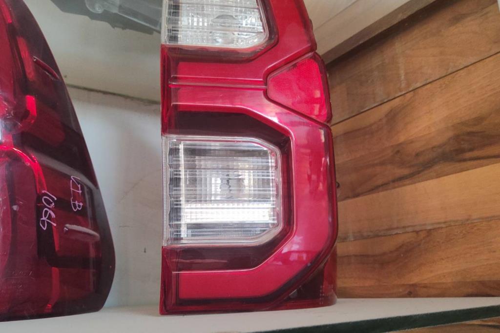 ضوء خلفي يمين شمال تويوتا هايلوكس 2021 2022 2023 2024 2025