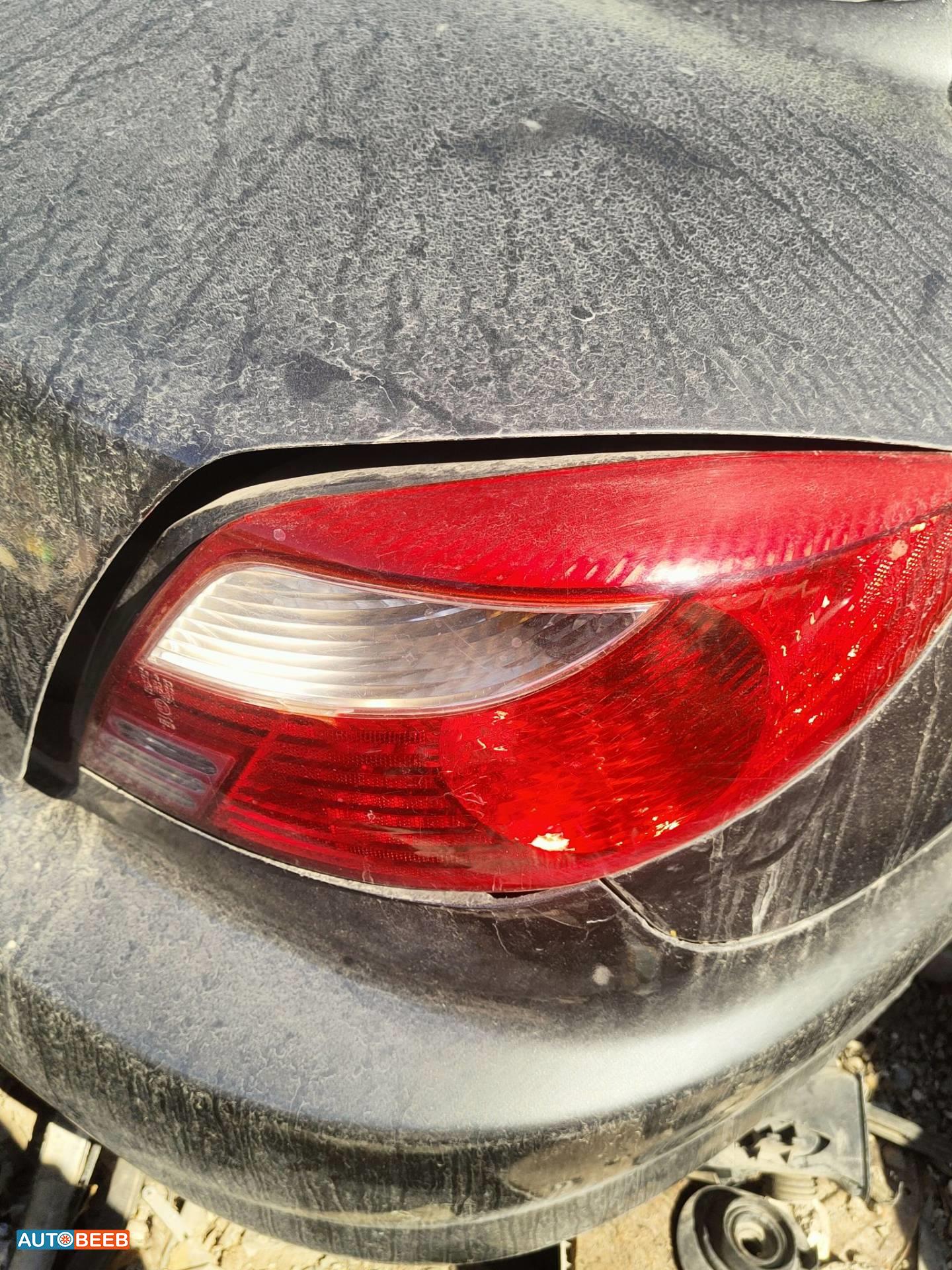 ضوء خلفي يمين كيا ريو 2004 2005