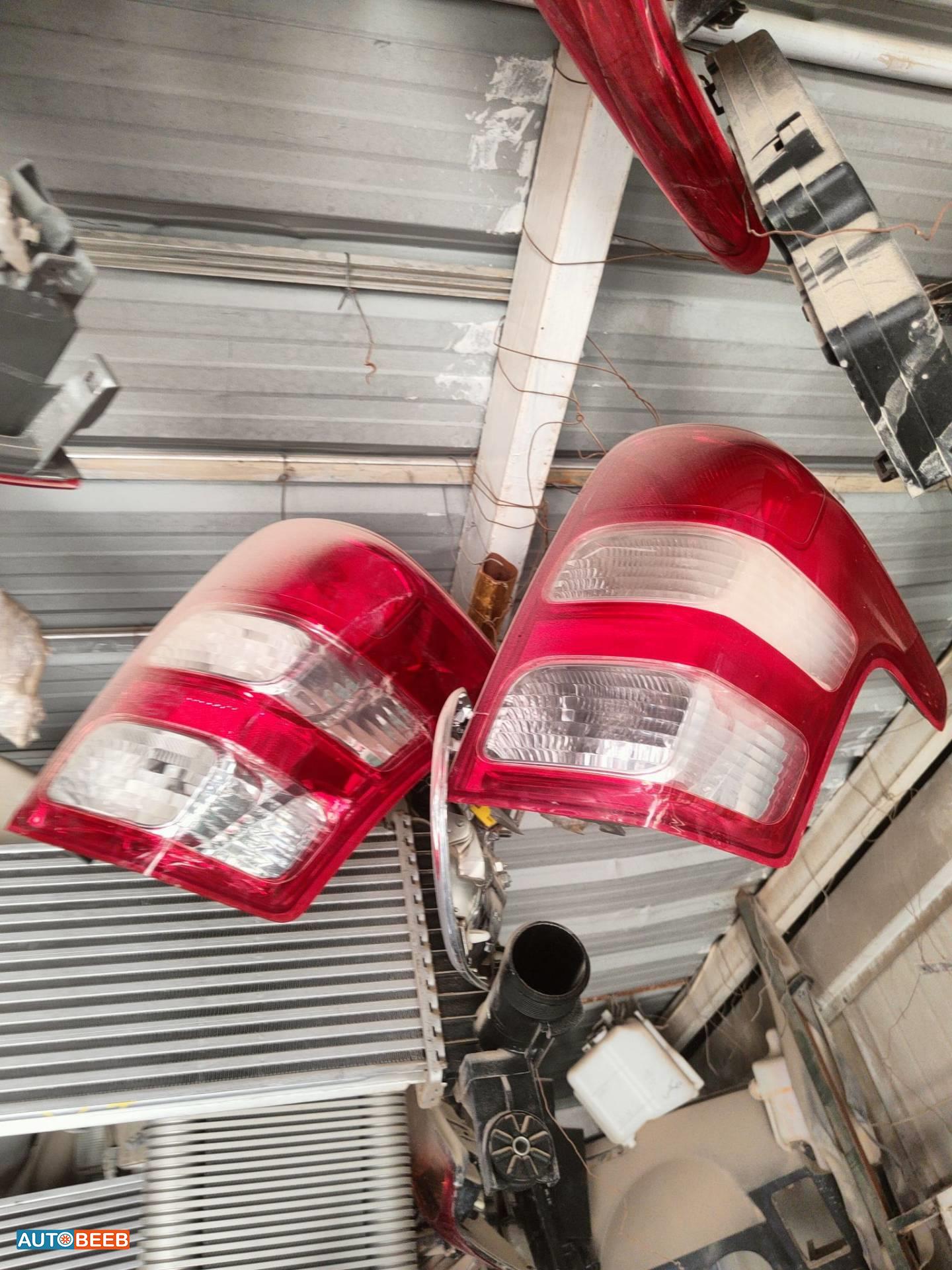 ضوء خلفي يمين شمال ميتسوبيشي l200 2019