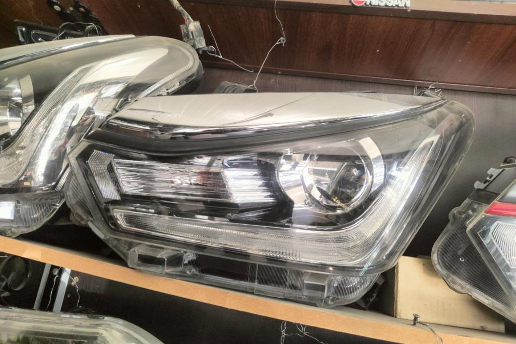 ضوء امامي يمين شمال تويوتا هايلوكس 2018 2019 خليجي