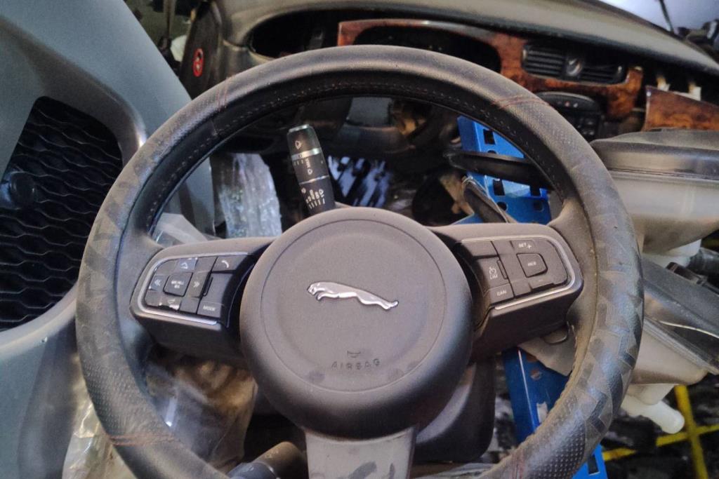 ستيرنج جاكوار xe 2016 2017