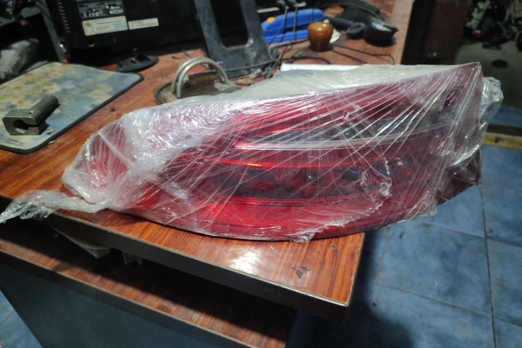 ضوء خلفي يمين شمال جاكوار xe 2016 2017