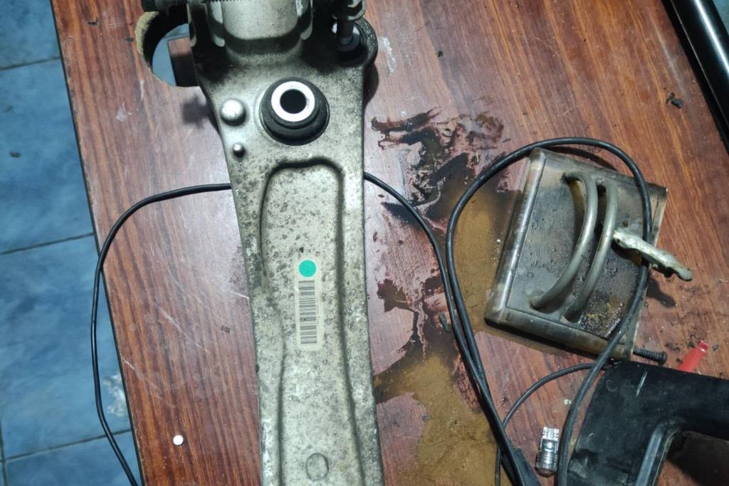 كفة امامية سفلية جاكوار xe 2016