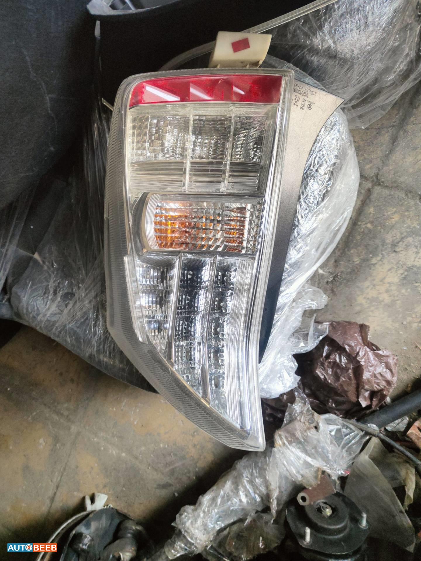 ضوء خلفي يمين شمال تويوتا بريوس 2010