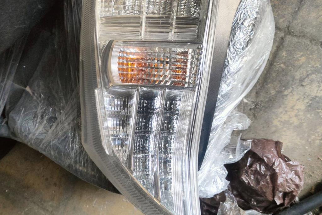 ضوء خلفي يمين شمال تويوتا بريوس 2010