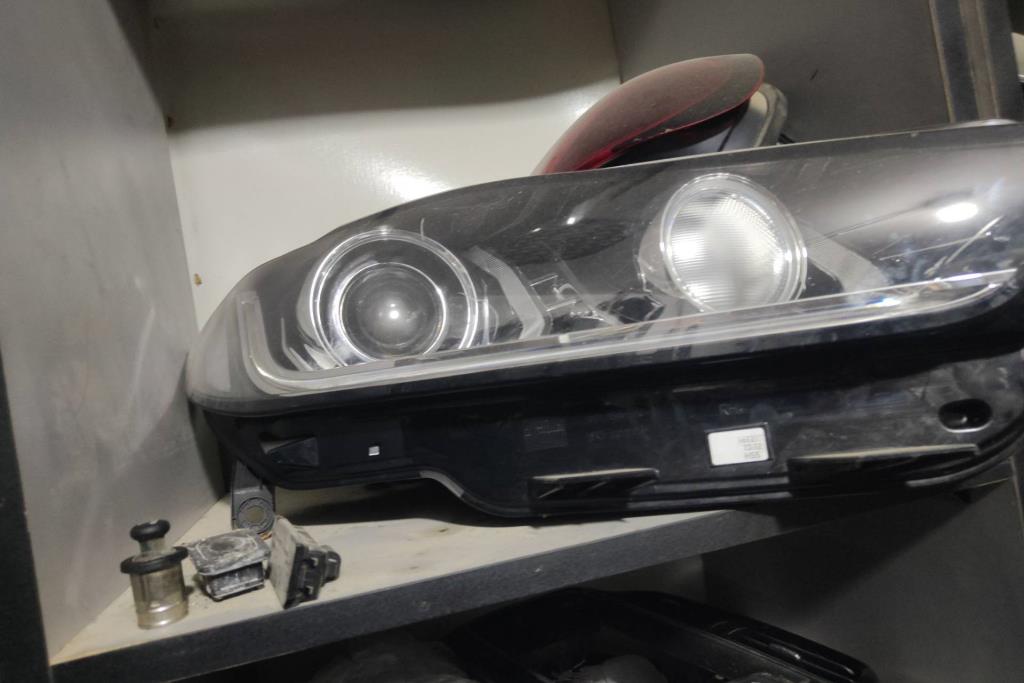 ضوء امامي يمين شمال جاكوار xe 2016